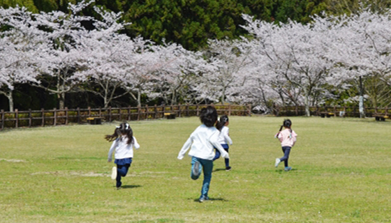 走る子どもたち